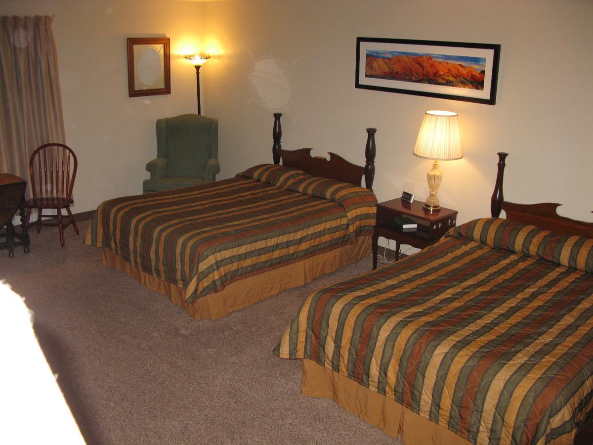 Rustlers Inn Прайнвил Екстериор снимка